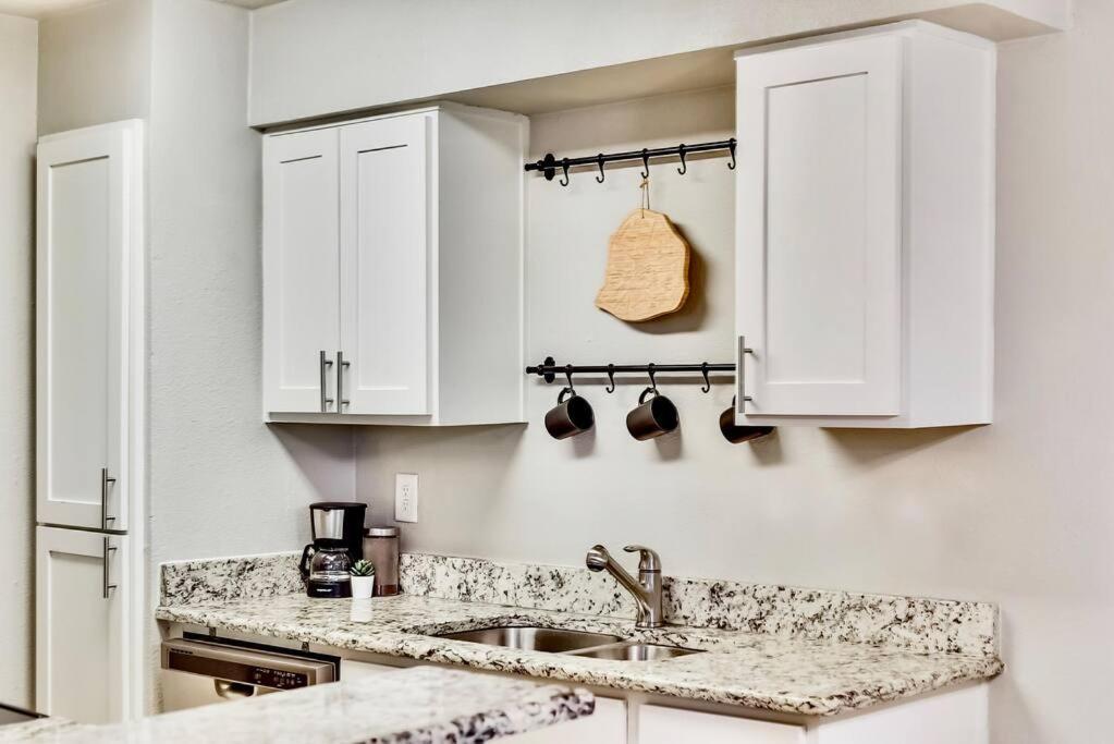 Dallas Boutique Flat + Arboretum Tickets Included 외부 사진